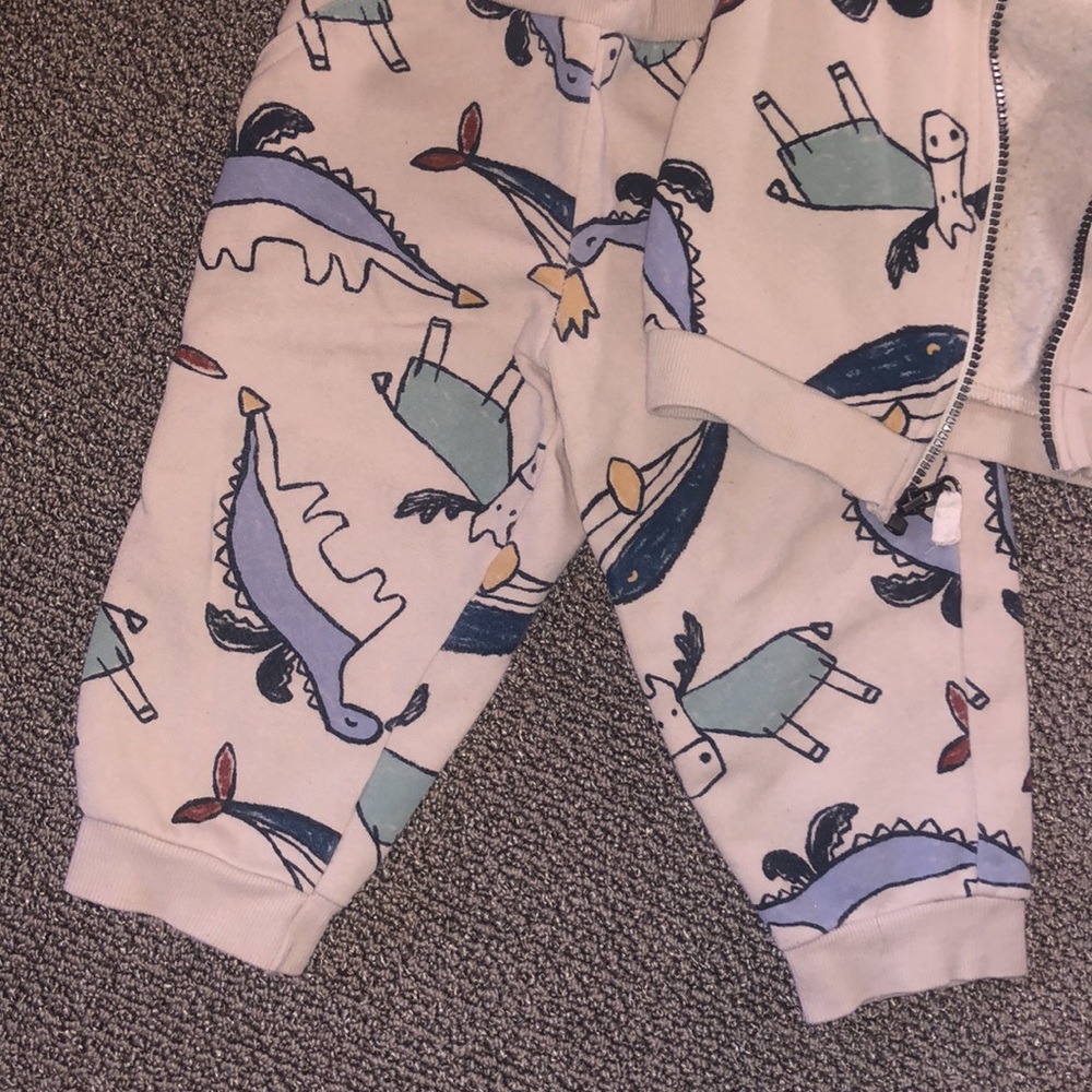 Carter’s 24M Matching Set - Picture 3 of 5